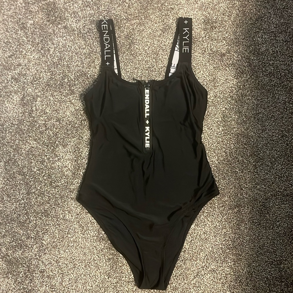 Kendall and Kylie bathing suit